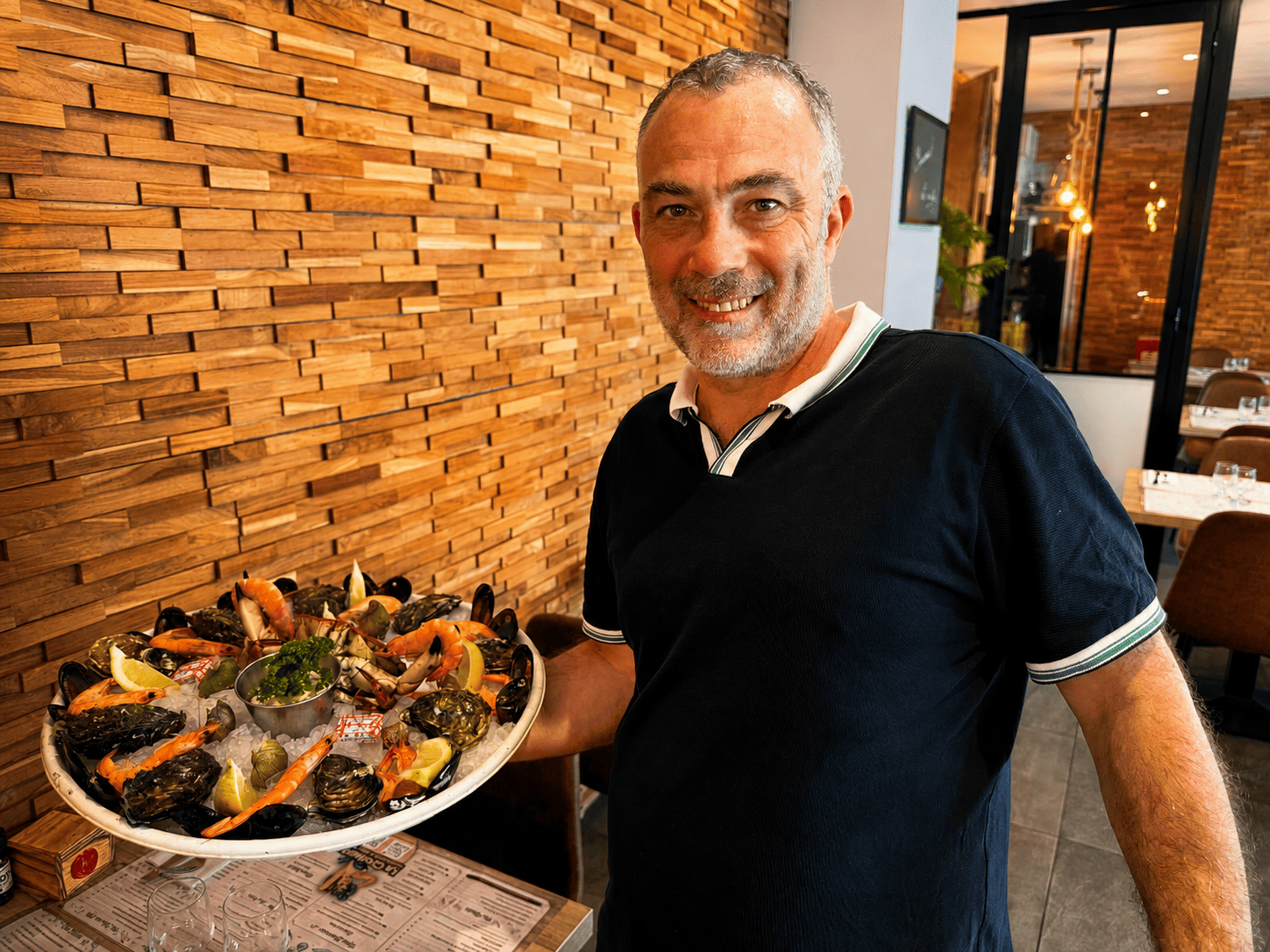 Le chef de La Croisette présentant un plateau de fruits de mer